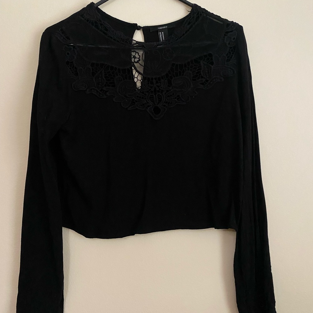 black long sleeve crop top